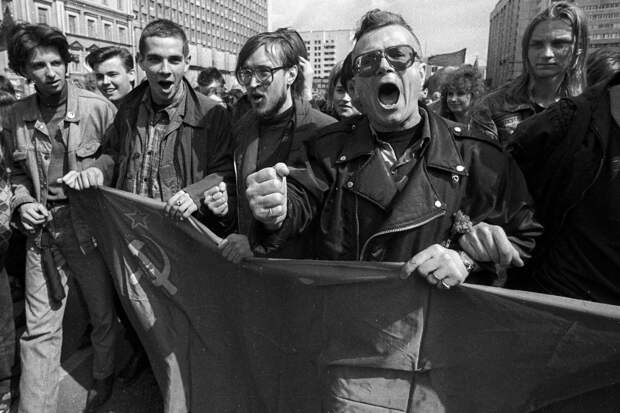 От генсеков на Мавзолее до столкновений с ОМОНом. Как первомайские демонстрации 1990-х обернулись против их же создателей