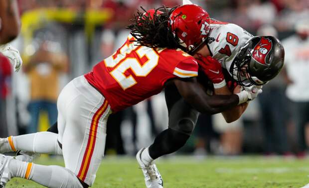 Tony Dungy Blasts NFLs Broken System After Cameron Brate Returns To Game With Head Injury