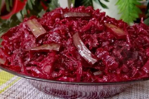 Салат - закуска из жареной свёклы с маринованными огурцами 