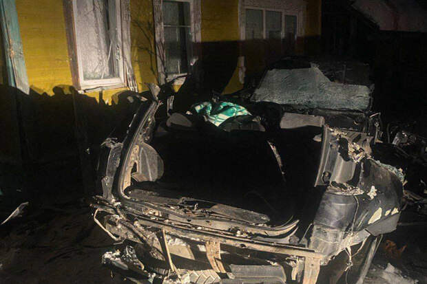 Машина с пятью людьми протаранила дом в российском регионе