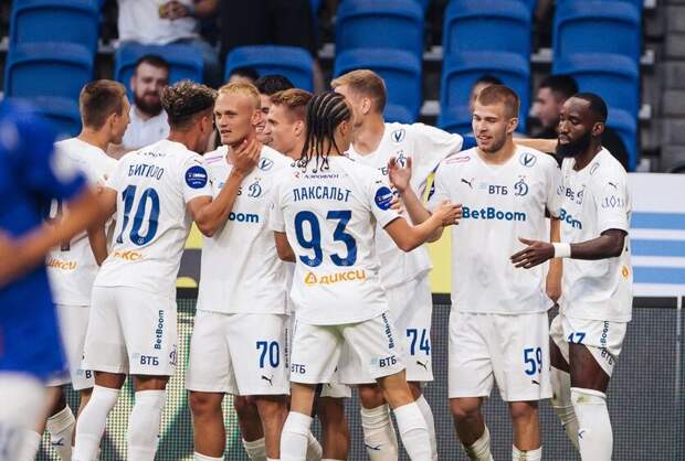 «Динамо» уверенно обыграло «Факел», проведя весь второй тайм вдесятером