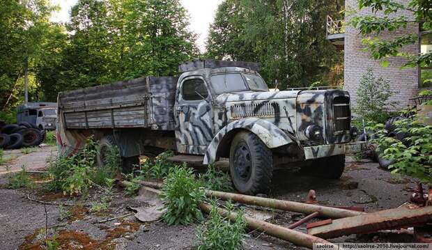 Этот грузовик вероятно был сделан для съемок фильма про Вторую Мировую войну и скорее всего является попыткой создать [Mercedes-Benz Type 4500A] . СССР, авто, лагерь, ретро, ретро авто