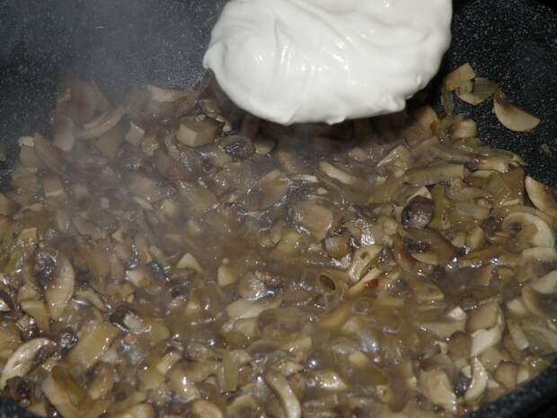 добавляем сметану, соль, перец. пошаговое фото этапа приготовления жареных шампиньонов в сметане