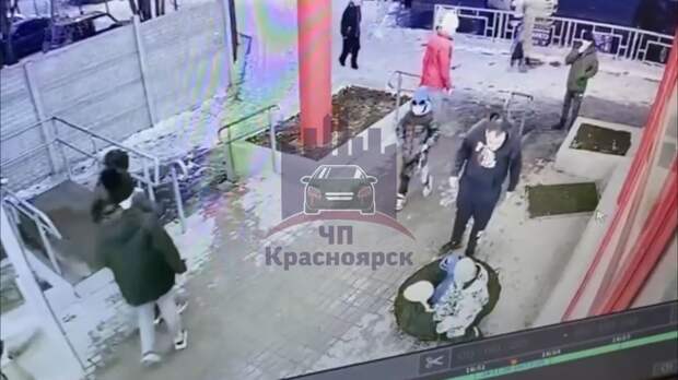 В Красноярске агрессивный отец надавал затрещин чужим детям