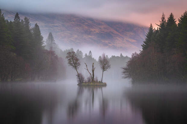 Озеро в долине Гленкоу в Шотландии