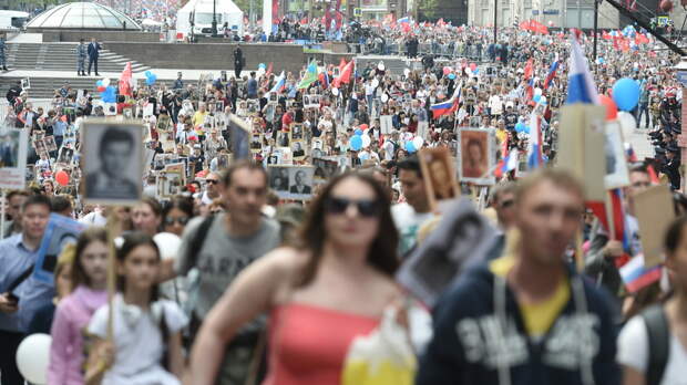 Шествие «Бессмертного полка» продолжается в Москве, несмотря на ливень