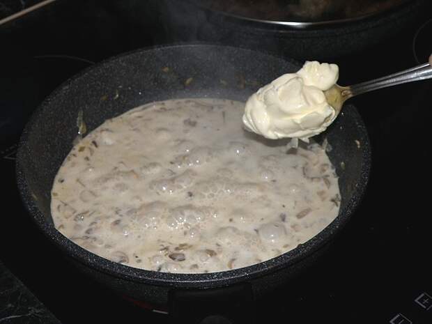 добавить плавленый сыр, зелень. пошаговое фото этапа приготовления жареных шампиньонов в сметане