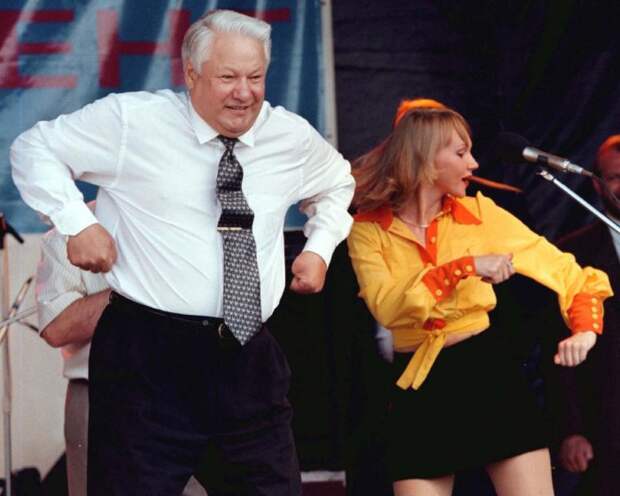 Танец на сцене во время концерта в Ростове в 1996 году.
