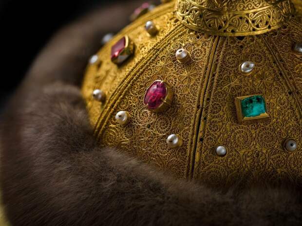 Почему для московских царей так была важна шапка Мономаха и откуда она взялась на самом деле