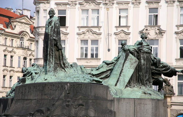 памятник Прага