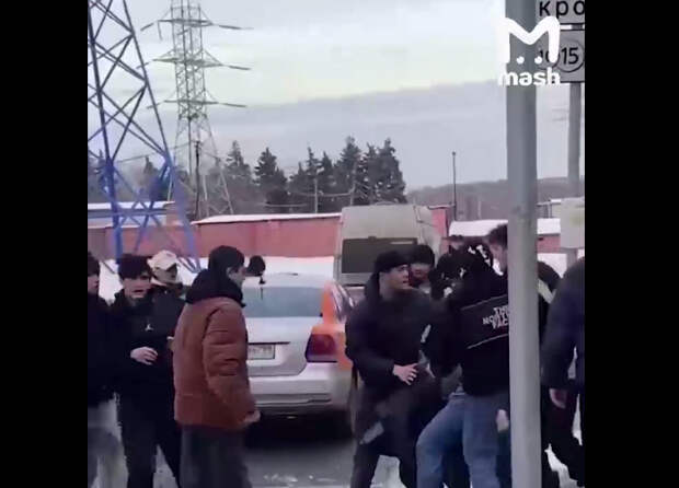 Толпой избили мигранта. 12.05 Толпа мигрантов убили девушку