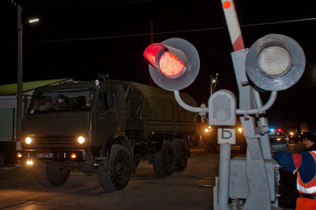 Практически торжественная процессия помогает загрузить в шахту модуль межконтинентальной ракеты российского комплекса.
