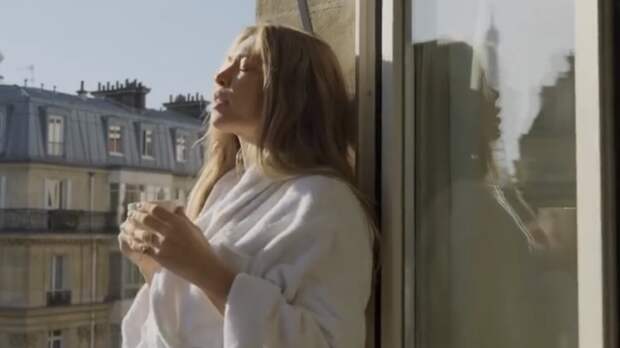 Певица Вера Брежнева без макияжа и укладки снялась в Париже