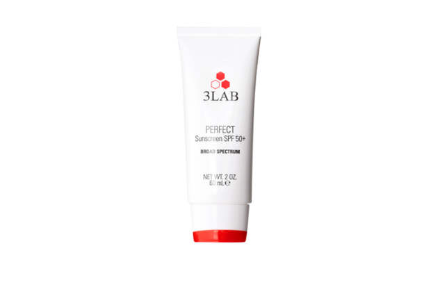 Антивозрастной солнцезащитный крем Perfect Sunscreen SPF 50, 3LAB для лица и тела содержит активные ингредиенты, которые защищают и успокаивают кожу, предотвращая появление покраснений, ожогов и фотостарения. В составе — авобензон, аденозин, ягоды асаи, витамин Е и экстракты зеленого чая и портулака