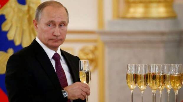 Путин с бокалом шампанского