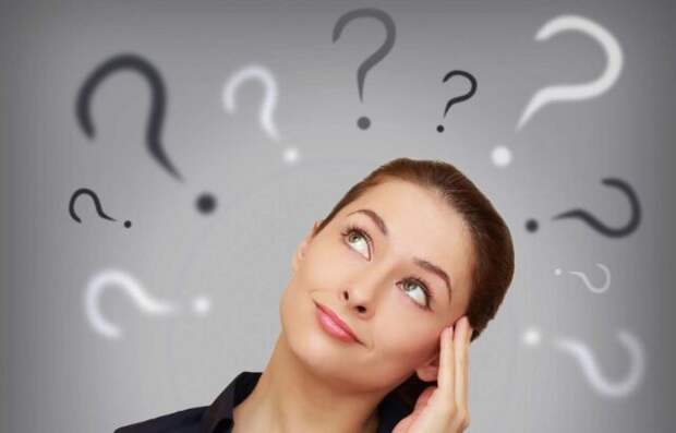 девушка в окружении вопросительных знаков
