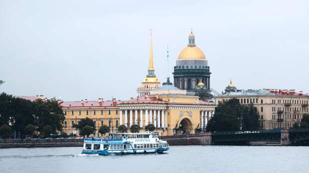 Туристы стали чаще приезжать на отдых в Петербург в бархатный сезон