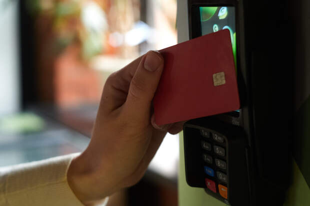 Россиянам назвали причины заменить банковскую карту