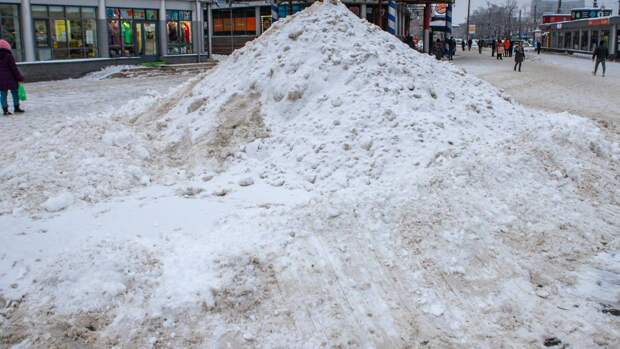 «Убрали халтурненько»: петербуржцы в районе Авиагородка самостоятельно борются со снегом