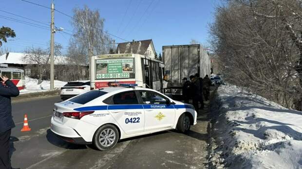 Автобус с пассажирами попал в ДТП с грузовиком в Барнауле / Фото: МВД