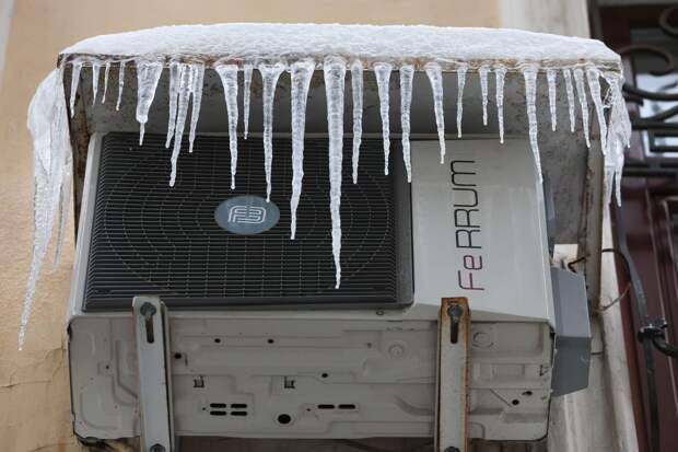 Москвич сорвался с пятого этажа при чистке кондиционера от снега и выжил