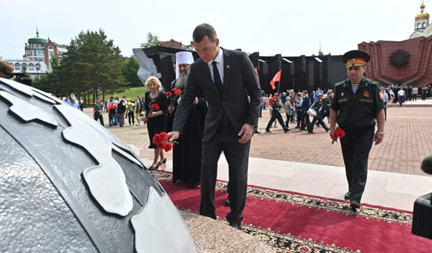Михаил Дегтярёв возложил цветы к Вечному огню в Хабаровске в День памяти и скорби