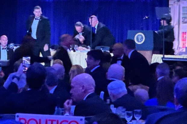 Трампа срочно эвакуировали с мероприятия в Вашингтоне после стрельбы