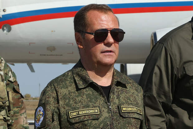 Медведев поблагодарил Эрнста и Пегова за сериал о событиях в Донбассе