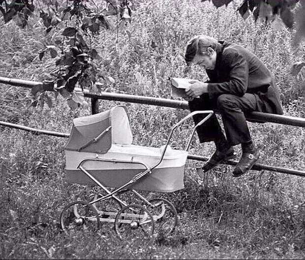 Папаша на прогулке со своим малышом. 1964 год