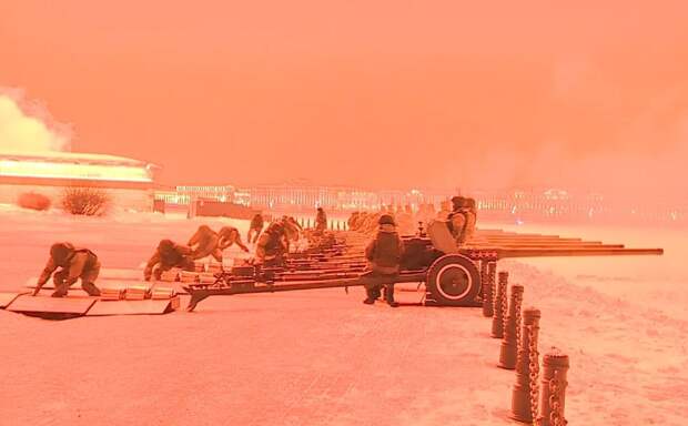 В Санкт-Петербурге прогремел салют в честь 82-летия снятия блокады