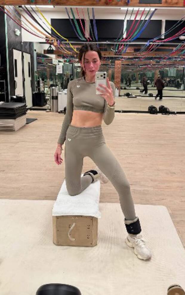 37-летняя Ана-де Армас показала плоский подкаченный пресс