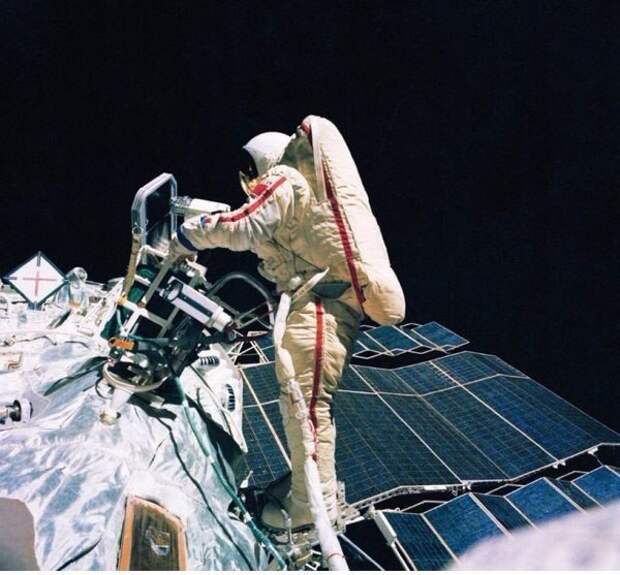 Светлана Савицкая - первая в мире женщина, вышедшая в открытый космос 25 июля 1984 года. известные люди, история, фото