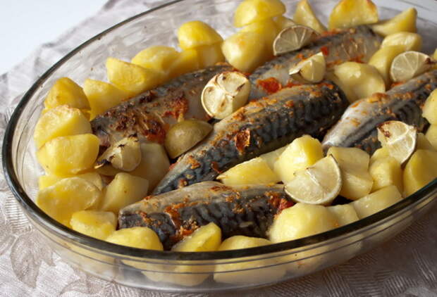 Острая скумбрия, запеченная с картофелем