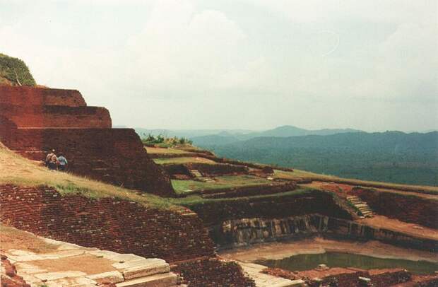 Файл: Sigiriya саммите ruins1.jpg