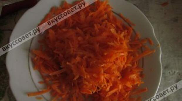 почистить и натереть морковь на средней терке