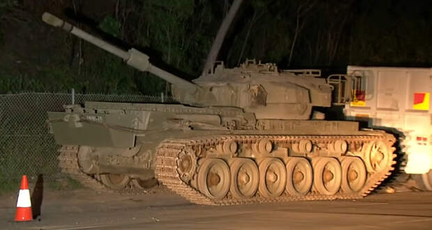В Австралии на обочине дороги обнаружили припаркованный танк