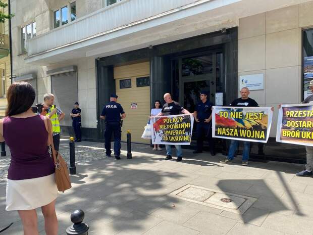 Полиция в Варшаве задержала поляков, вышедших к посольству Украины с флагом России