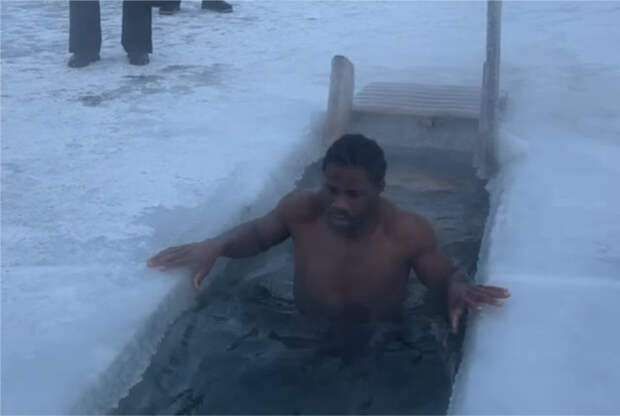 В России темнокожий студент окунулся в крещенскую прорубь и попал на видео