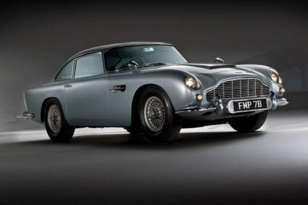 Трудно найти более популярную икону автомобильного кино, чем Aston Martin DB5, который снялся в ряде фильмов о Джеймсе Бонде.  Однако следует учитывать, что DB5 - довольно редкая модель, выпускавшаяся всего три года - с 1963 по 1965 год. Под капотом этого классического Aston нет внеземного двигателя V12, а есть довольно доработанный 6-цилиндровый двигатель. рядный двигатель с тремя сдвоенными карбюраторами мощностью 282 л.с. 