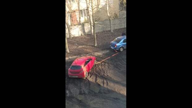 Текстильщиков, 15. Устроили сзади дома на газоне стоянку, а из тротуара — автодорогу. Теперь по тротуару не пройти. Кучи грязи.