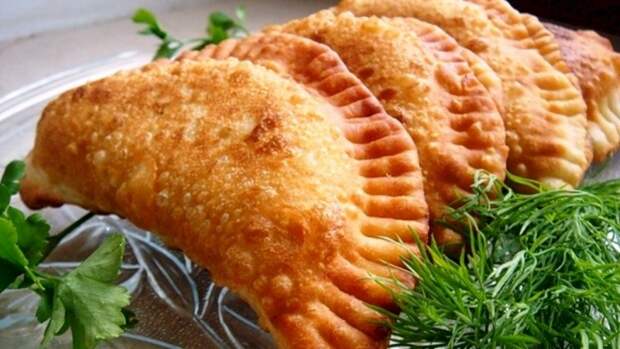 Просто растираю масло с мукой и готовлю сочные, хрустящие, пузырчатые чебуреки: любимый рецепт