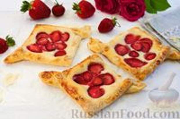 Фото к рецепту: Открытые слойки с клубникой и сливочным сыром