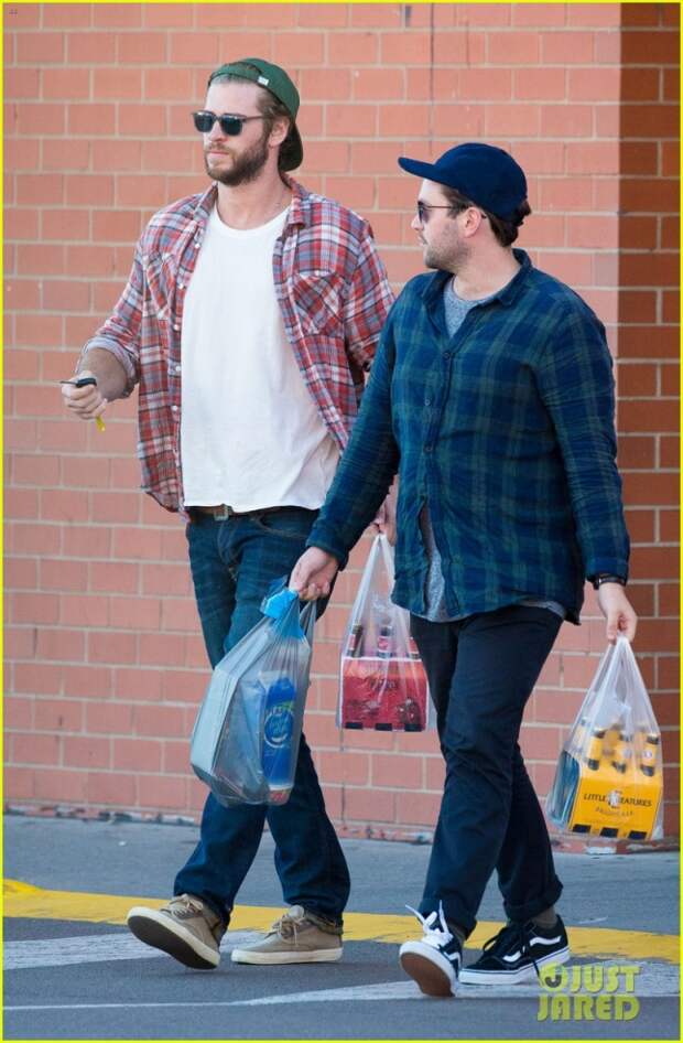 liam-hemsworth-picks-up-beer-with-his-buddy-in-australia-01