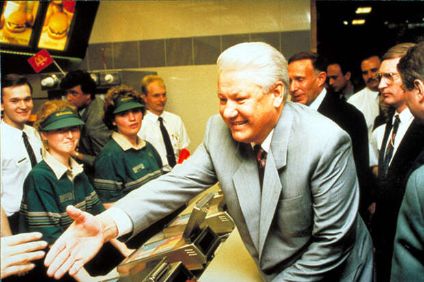 Первый в Москве Макдональдс открылся в 1990 году, в Москве открылся первый советский Макдональдс