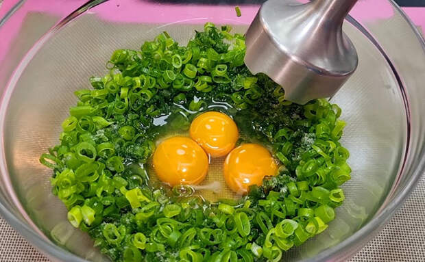 Смешиваем зеленый лук и яйца. Выпечка на зеленой основе готова за 20 минут и не требует начинки