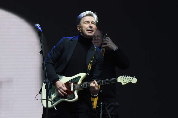 Популярный певец отказался сдавать «блатные» номера серии АМР с машины