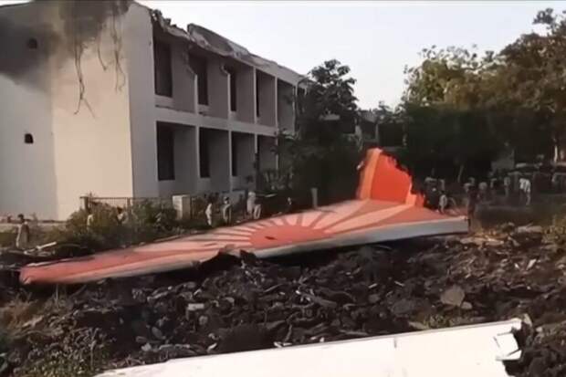 Названа причина крушения самолета Air India