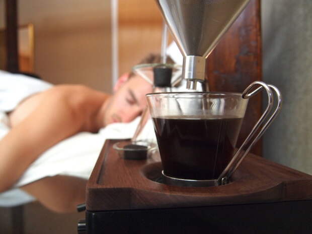 Этот будильник приносит кофе в постель — буквально
