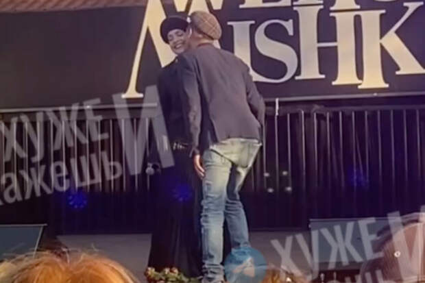 Актер Алексей Панин поцеловал Вайкуле на фестивале в Лос-Анджелесе