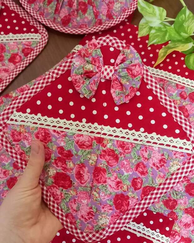 Часто ли вы шьете для своей кухни целые лоскутные комплекты? Так, чтобы там были не только прихватки, но и фартук, держатель для полотенец, салфетки для стола и другие приятные мелочи.-3